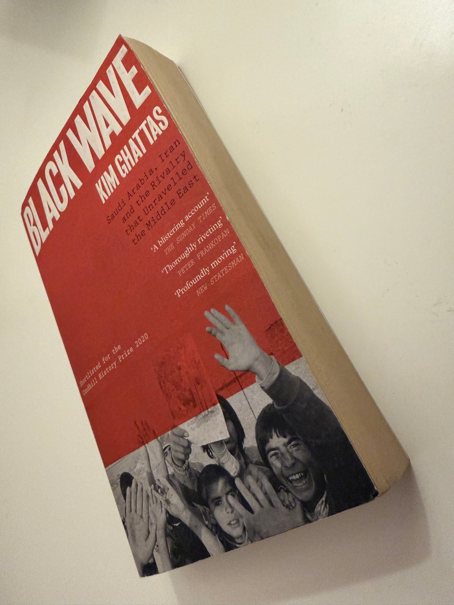 Black Wave: Saudi Arabia, Iran and the Rivalry that Unravelled the Middle East by Kim Ghattas (Paperback book)