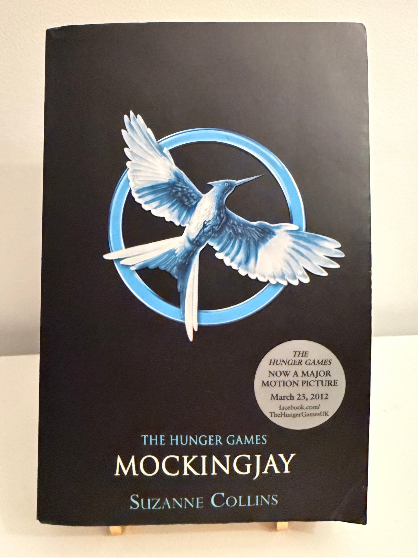 Mockingjay by Suzanne Collins (The Hunger Games, Paperback Book 3)