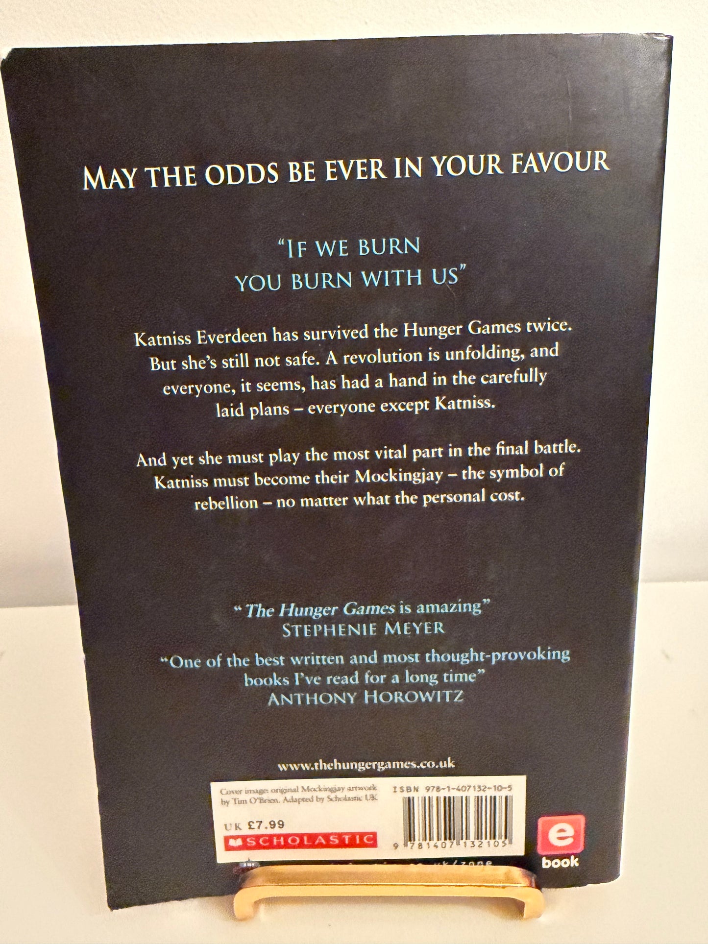 Mockingjay by Suzanne Collins (The Hunger Games, Paperback Book 3)