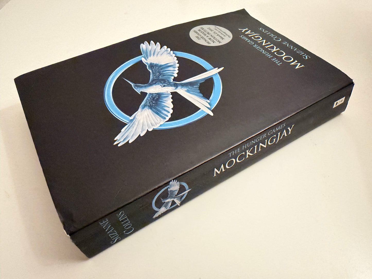 Mockingjay by Suzanne Collins (The Hunger Games, Paperback Book 3)