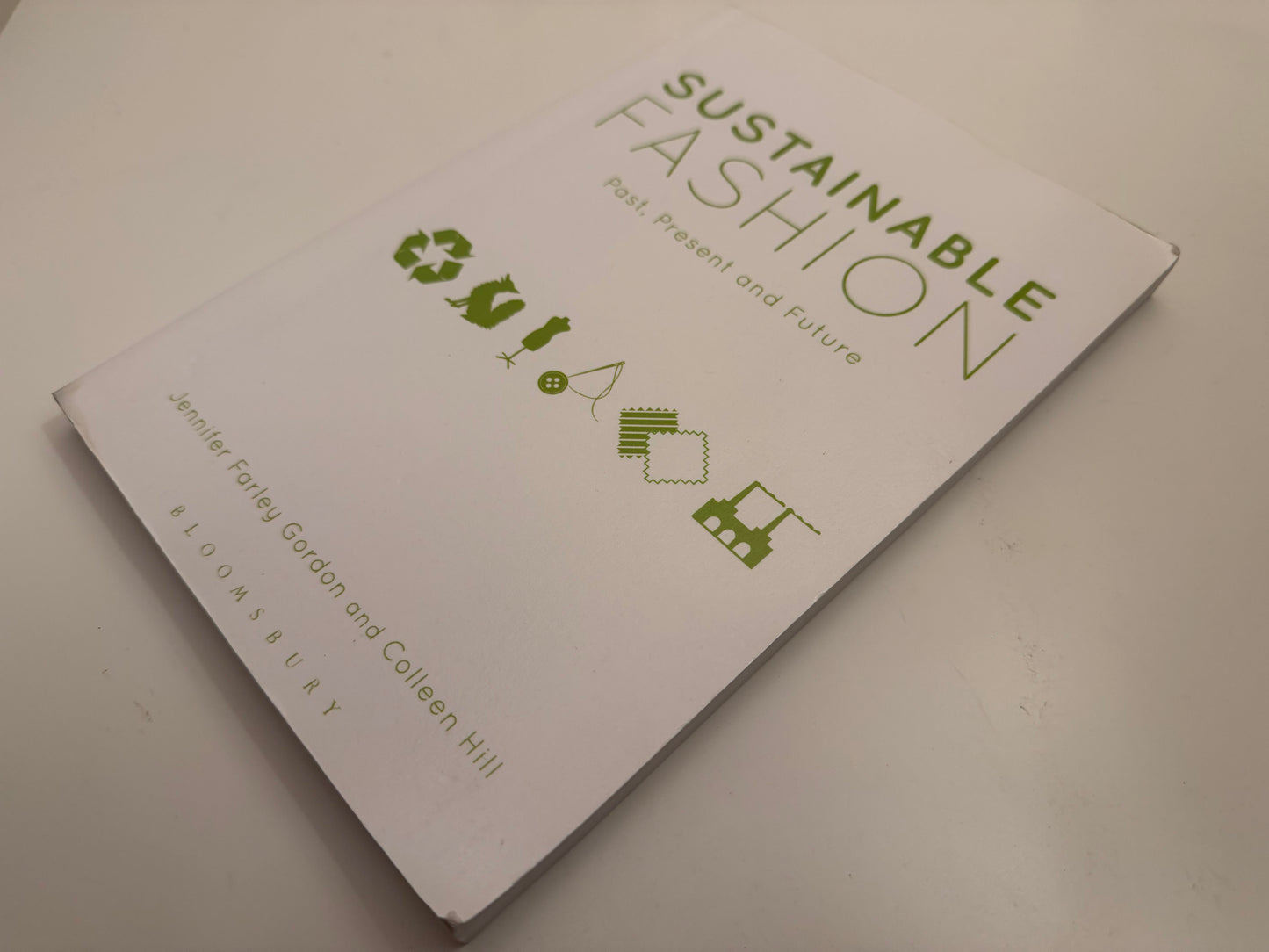 Sustainable Fashion: Past, Present and Future by Jennifer Farley Gordon & Colleen Hill (Paperback book)