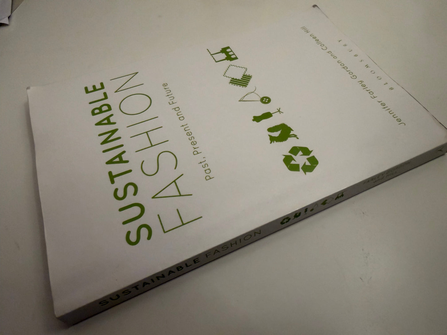 Sustainable Fashion: Past, Present and Future by Jennifer Farley Gordon & Colleen Hill (Paperback book)