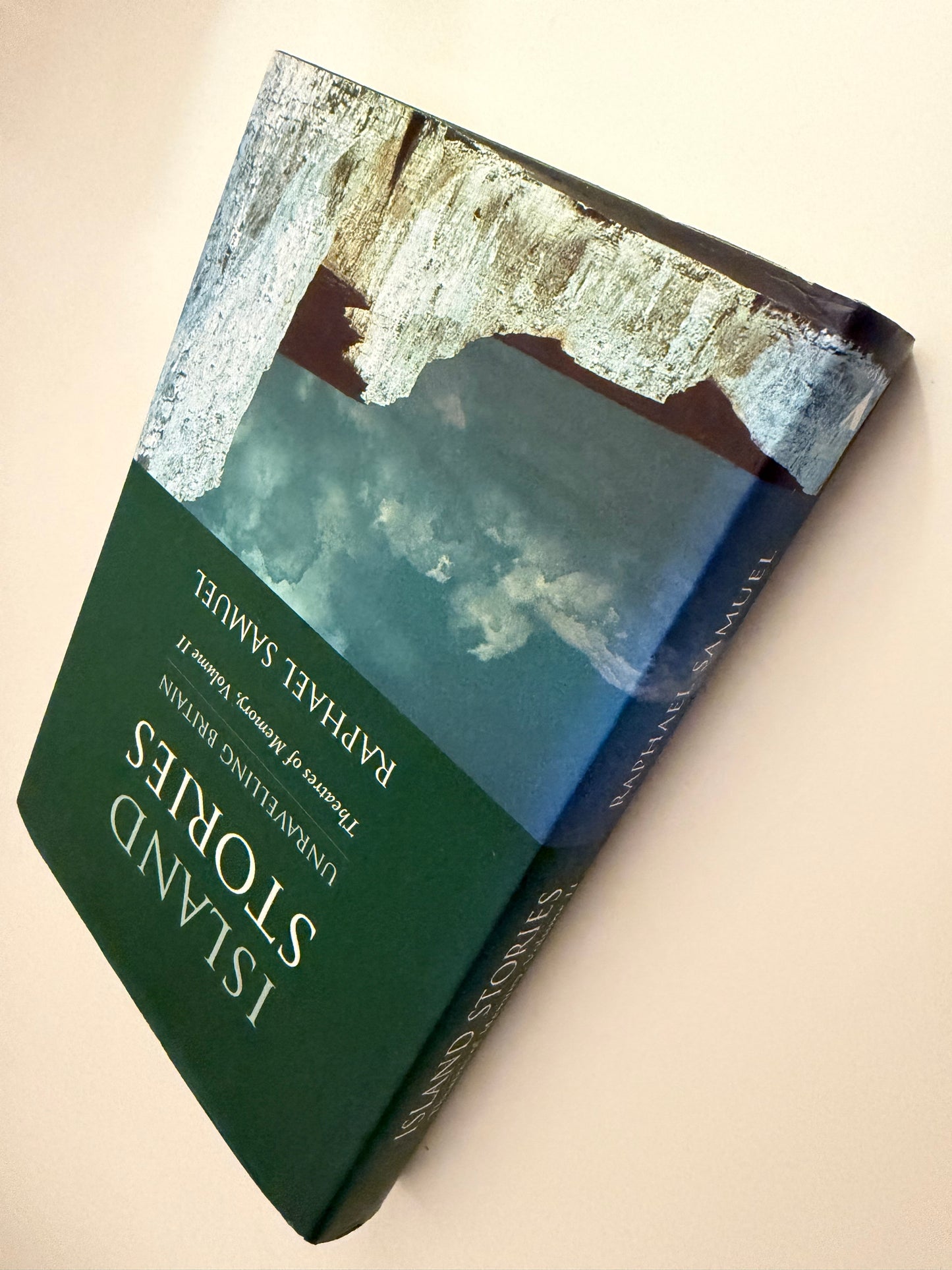 Island Stories: Unravelling Britain — Theatres of Memory, Volume II by Raphael Samuel (Hardback book)
