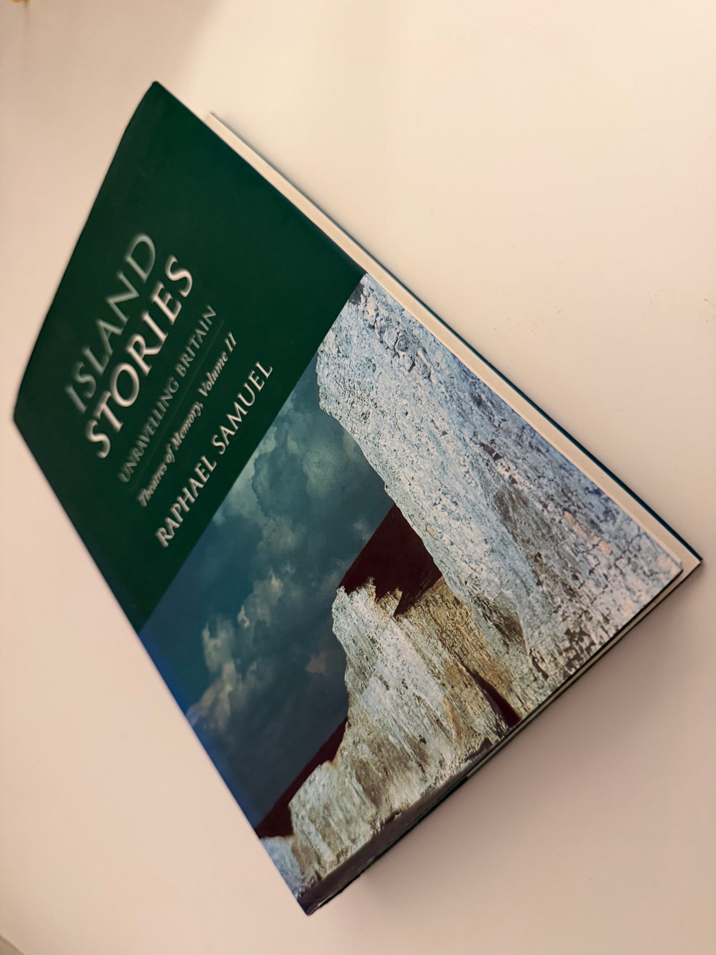 Island Stories: Unravelling Britain — Theatres of Memory, Volume II by Raphael Samuel (Hardback book)