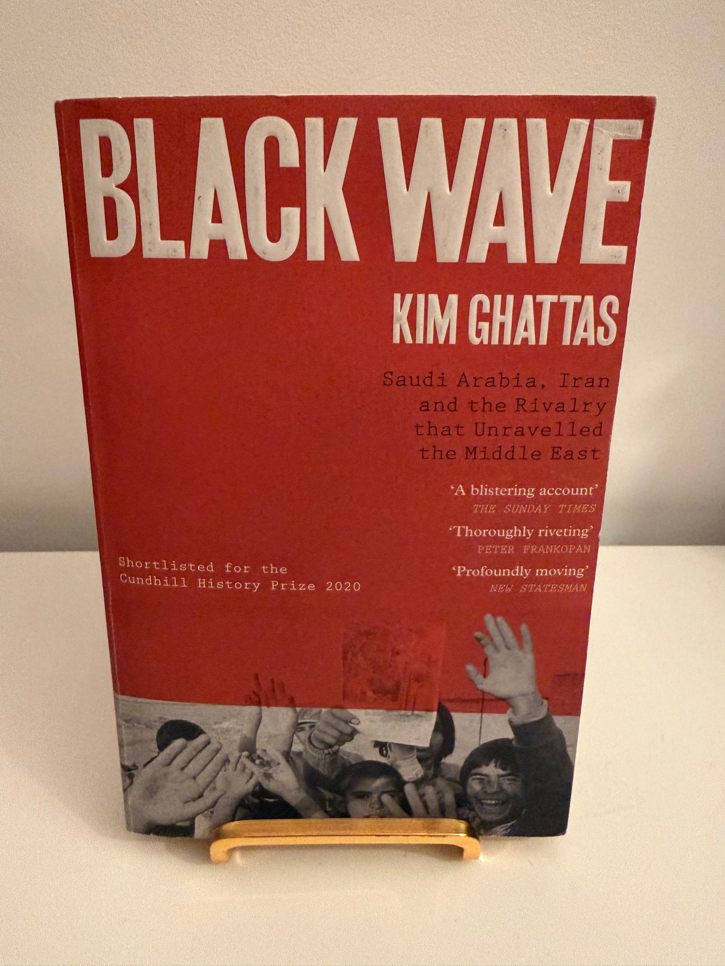 Black Wave: Saudi Arabia, Iran and the Rivalry that Unravelled the Middle East by Kim Ghattas (Paperback book)