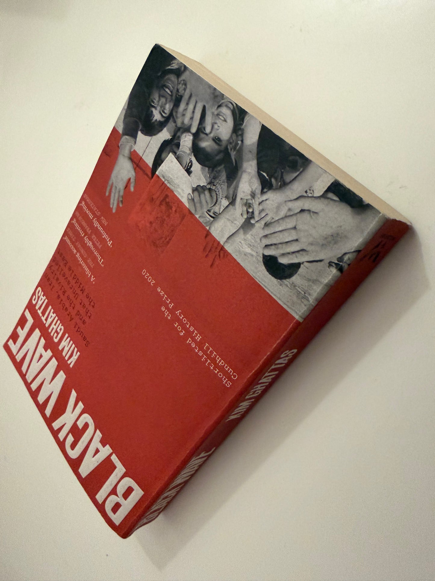 Black Wave: Saudi Arabia, Iran and the Rivalry that Unravelled the Middle East by Kim Ghattas (Paperback book)