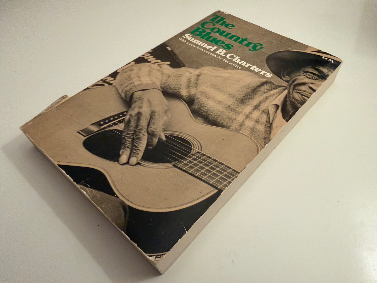 The Country Blues by Samuel B. Charters - With a new Introduction by the author (paperback book)