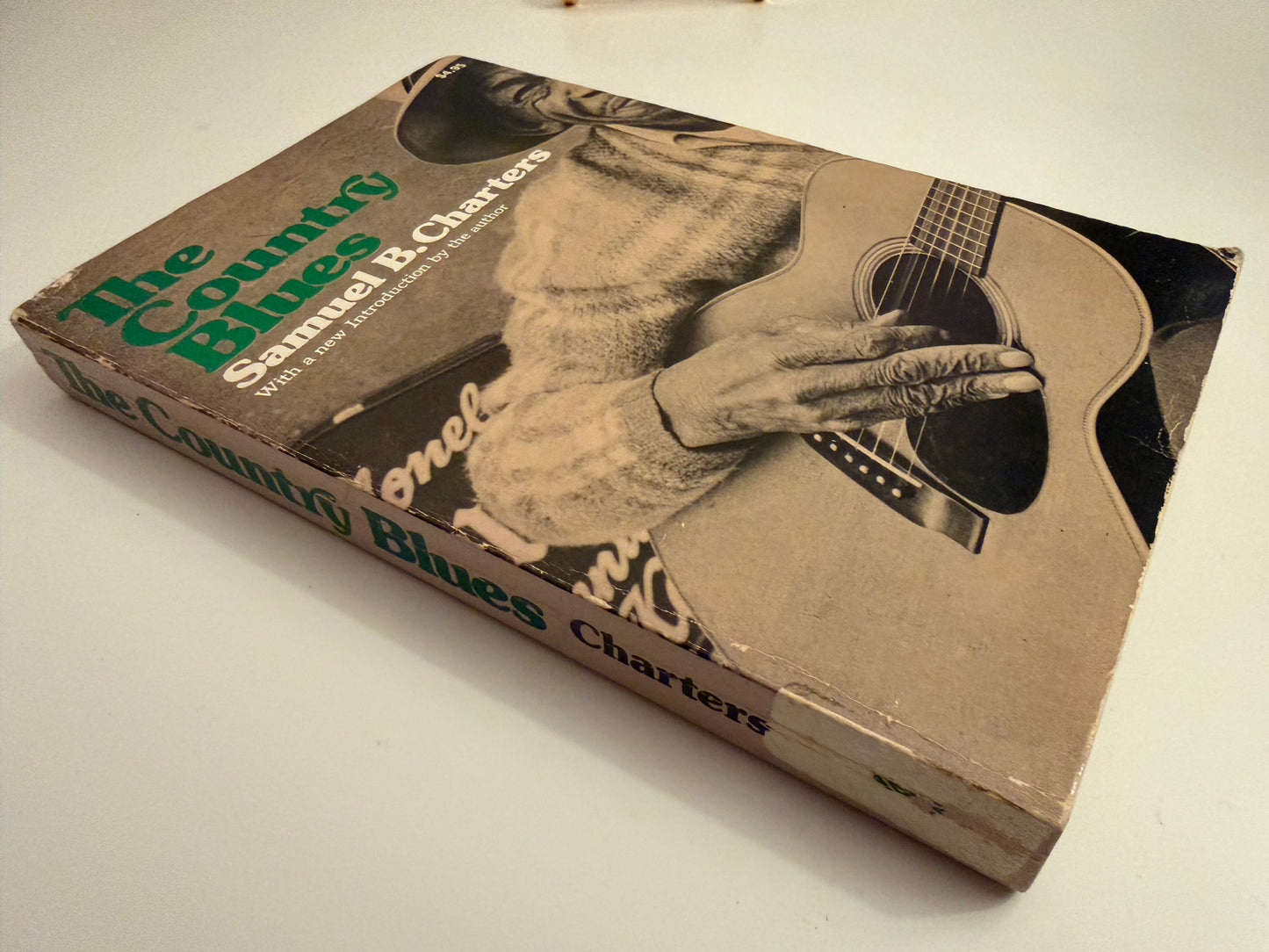 The Country Blues by Samuel B. Charters - With a new Introduction by the author (paperback book)